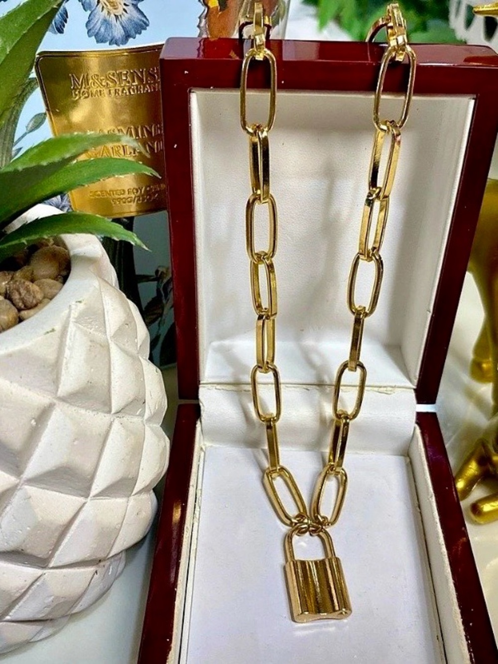NWT Gold-Tone Padlock Linked 21” Necklace